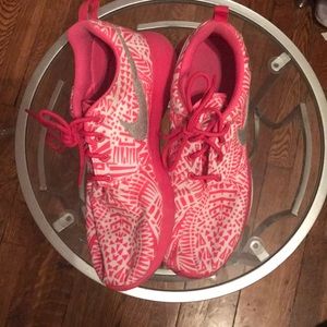 NIKE fun pink printed tennis shoes!